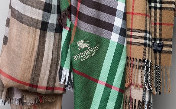 Verslaving Illustreren louter HOW TO SPOT A REAL BURBERRY SCARF